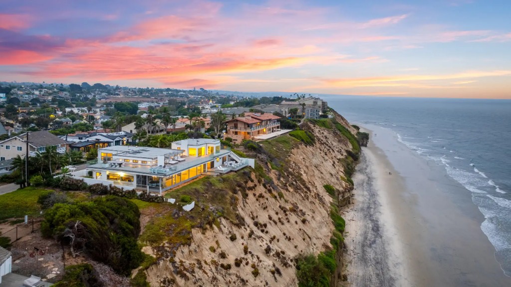 Coastal bluff homes and beach view in Encinitas at sunset.