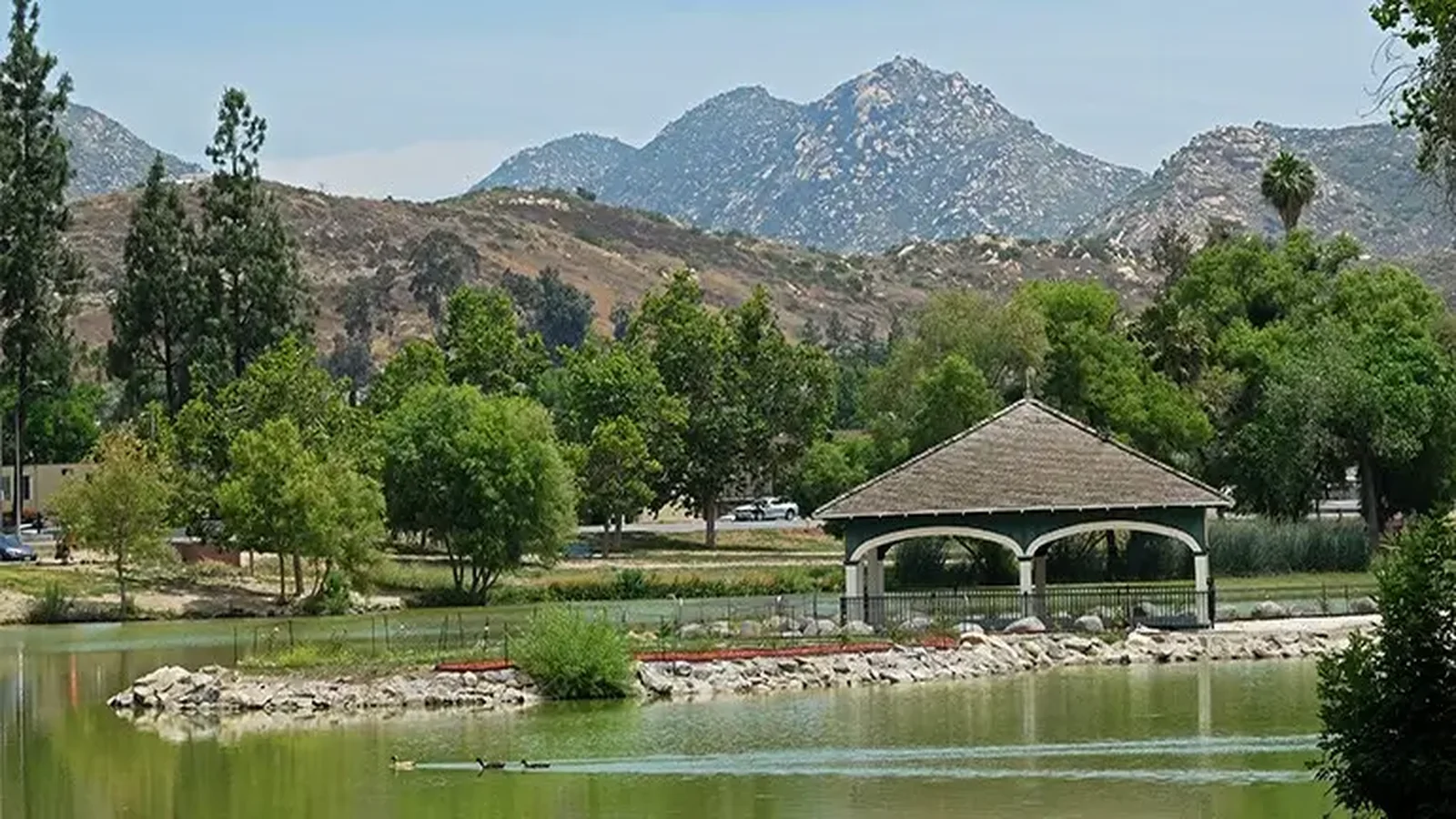 Green landscape and community in Lakeside, California.